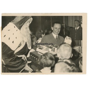 Joseph Goebbels in Christmas 1940 press photo